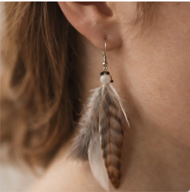 Alma Bosque – pendientes artesanales de plumas