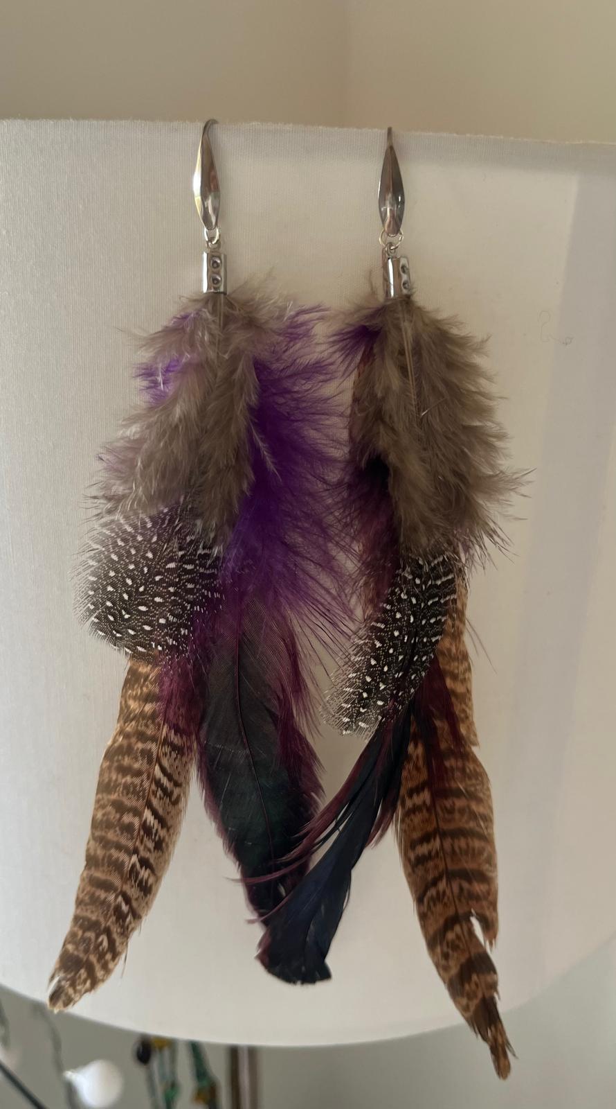 Umbral Violeta – pendientes artesanales de plumas