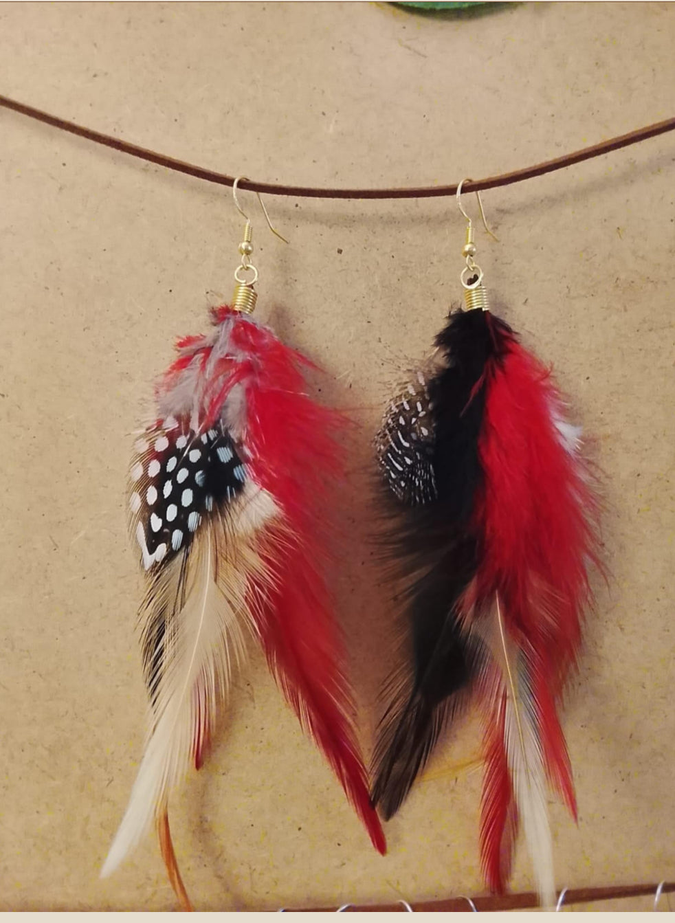 Llama Libre – pendientes artesanales de plumas naturales rojas y negras