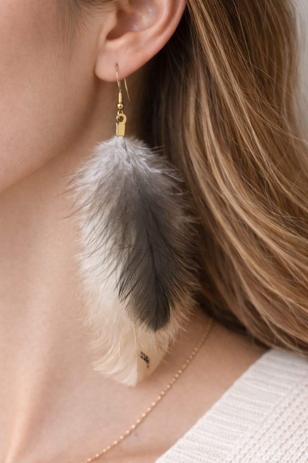 Niebla Suave – pendientes artesanales de plumas naturales en tonos claros