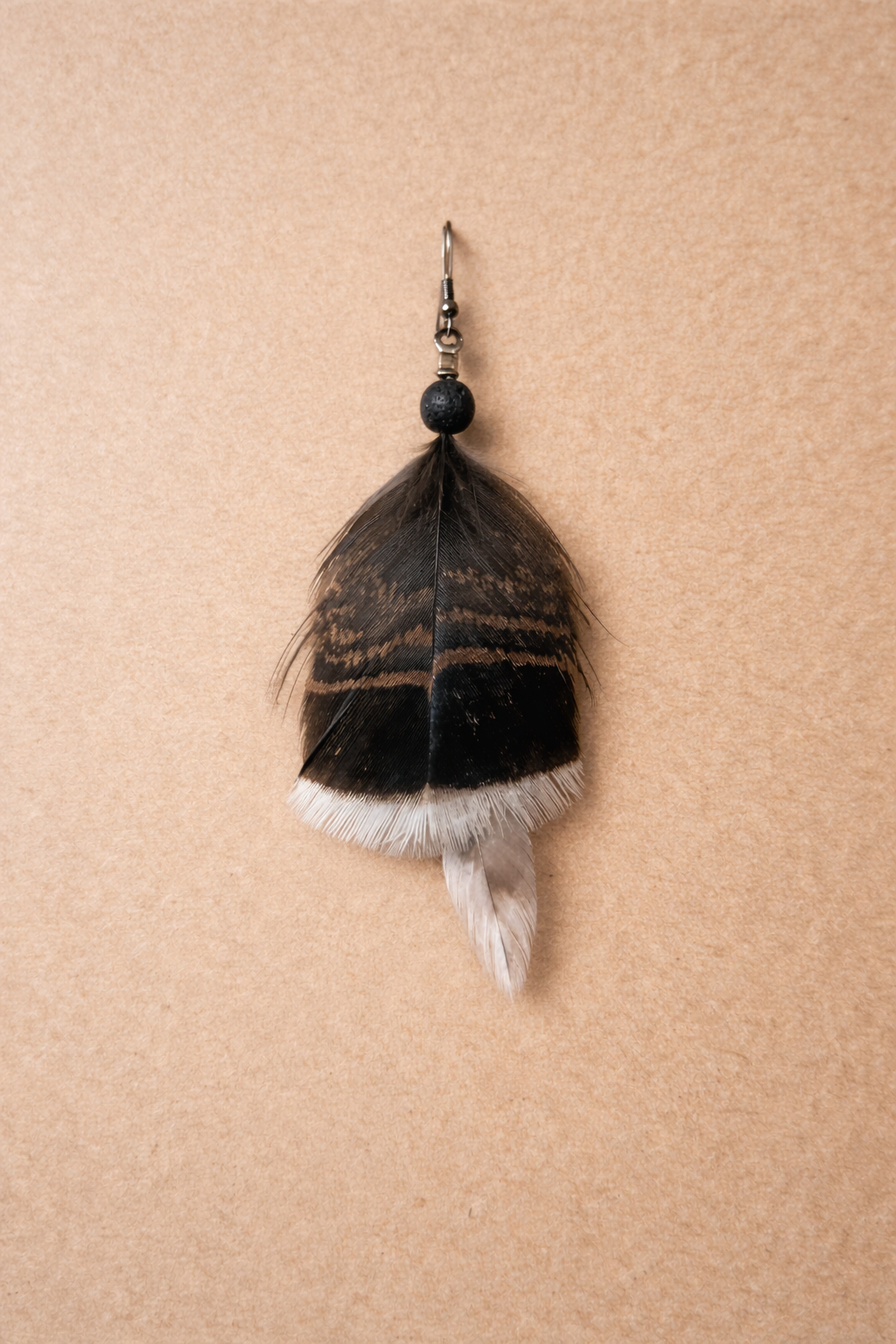 Noche Raíz – pendientes artesanales de plumas