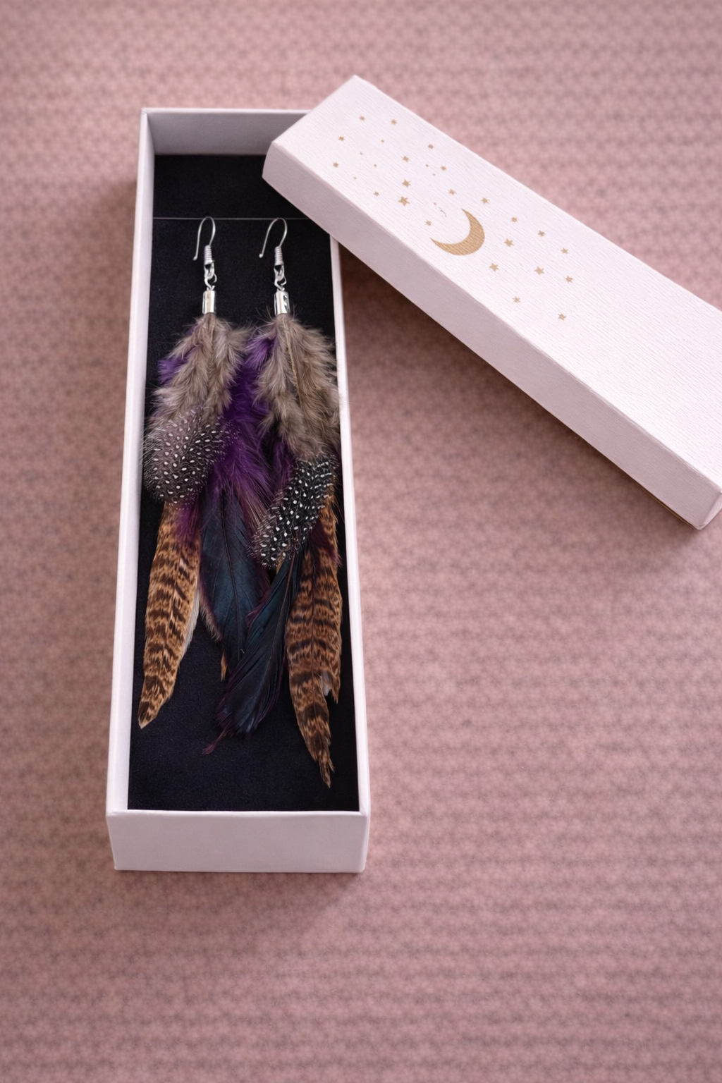 Umbral Violeta – pendientes artesanales de plumas