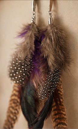 Umbral Violeta – pendientes artesanales de plumas