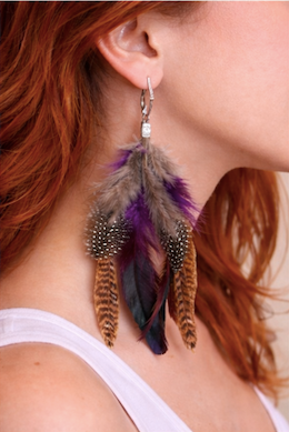 Umbral Violeta – pendientes artesanales de plumas