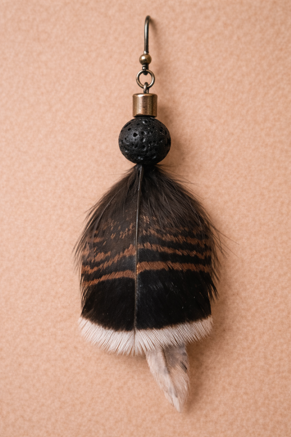 Noche Raíz – pendientes artesanales de plumas