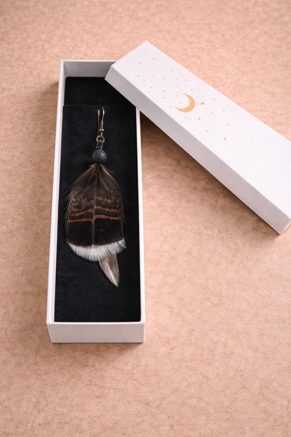 Noche Raíz – pendientes artesanales de plumas