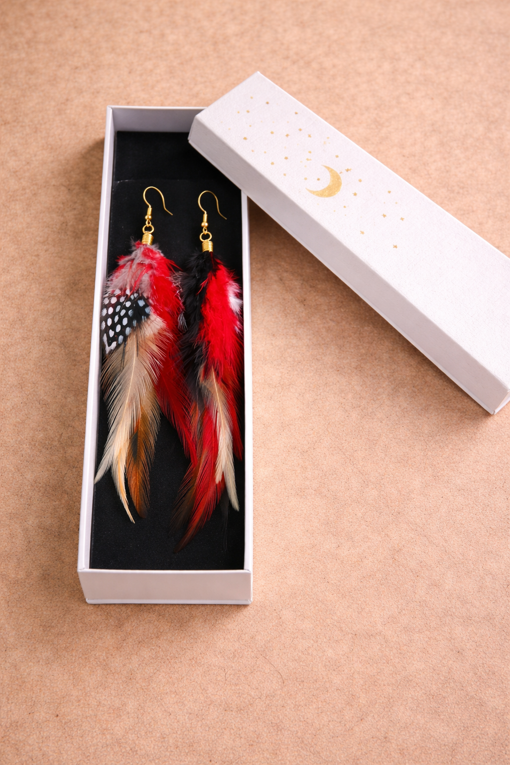 Llama Libre – pendientes artesanales de plumas naturales rojas y negras