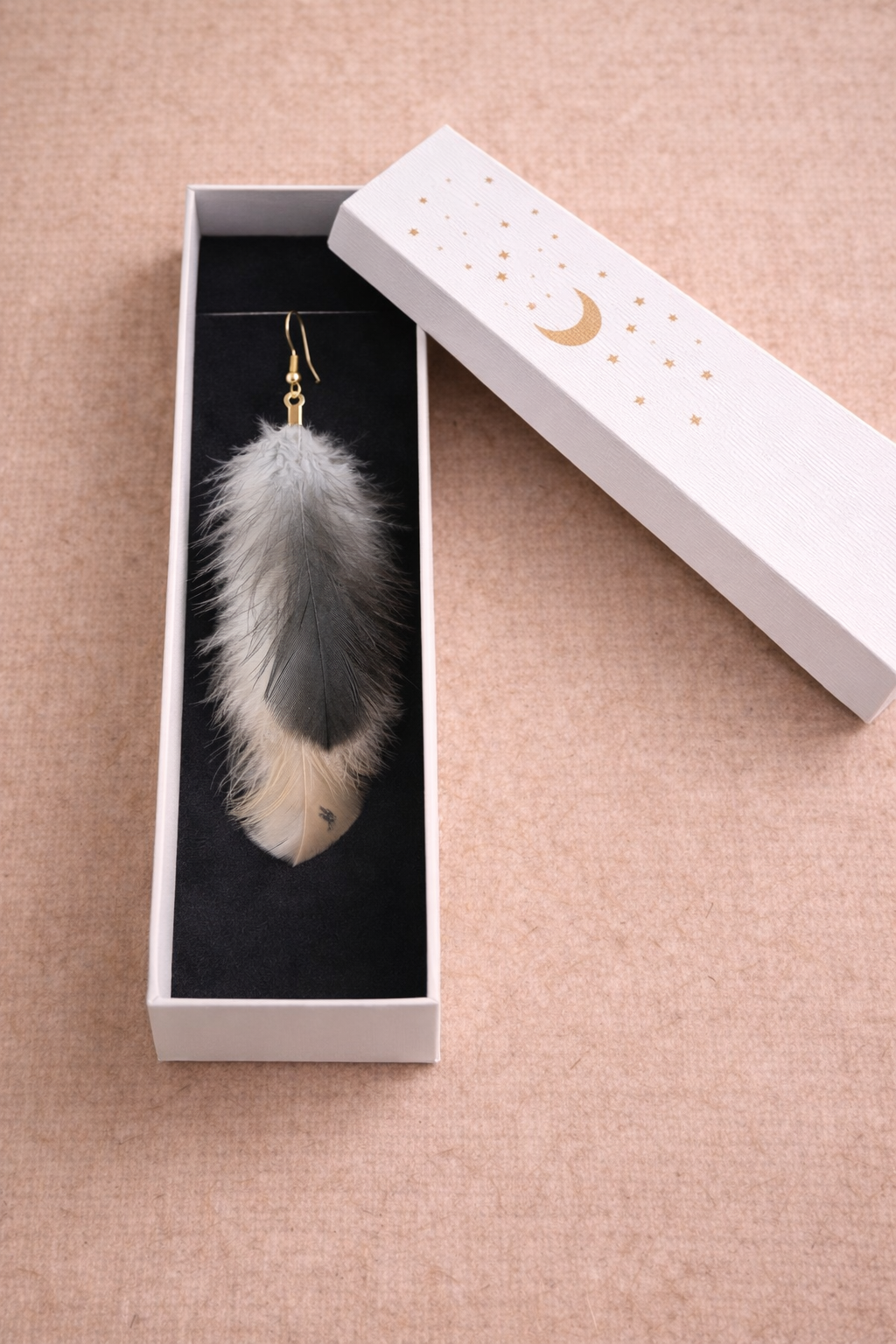 Niebla Suave – pendientes artesanales de plumas naturales en tonos claros